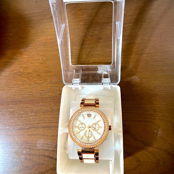 BELLA Fashion Watch - Picture 3 of 6